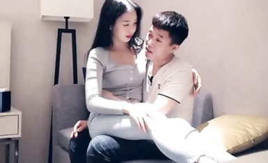 深夜約操兼職小幼師，00後清純小蘿莉羞澀溫柔，玲瓏玉體沙發摳穴花式啪啪