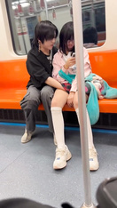 生猛情侶 地鐵開扣