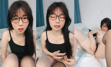 黑白絲露臉極品學妹的誘惑，羞澀中帶著一點淫盪看起來還很騷，揉奶玩逼跳彈摩擦陰蒂，浪叫呻吟不止精彩刺激