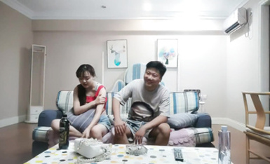 老哥約甜美小姐姐，聊天後，揉揉奶子沙發上操一會，騎乘抽插轉戰到卧室，扶著小腰後入撞擊猛操