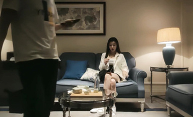 溫柔的姐姐，長腿包臀裙坐在身上調調情，舔屌口交翹起屁股後入抽插猛操。