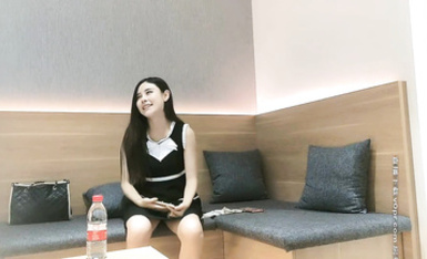 約了高顏值甜美黑裙妹子，很不錯的妹子陪你玩，脫光光沙發調情一番口交舔弄，上位騎坐抽插逼逼無毛