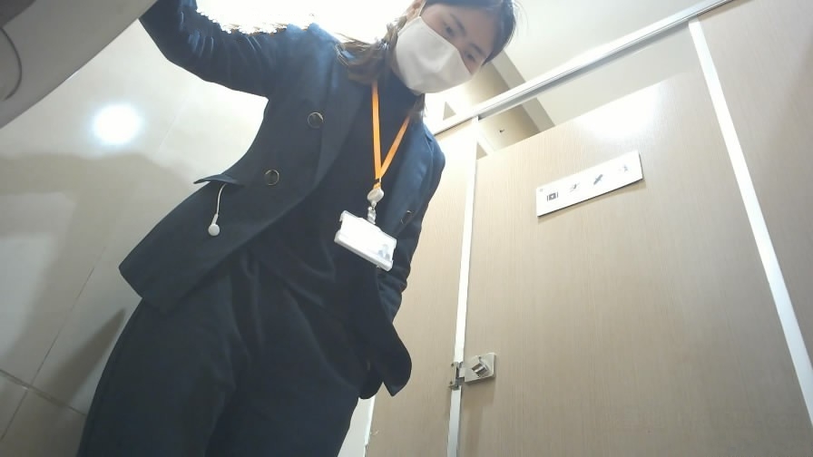 大胆坑神潜入国内某商业广场女士卫生间双视角偸拍多位美眉方便高颜值美女很小心对着镜头看了两眼