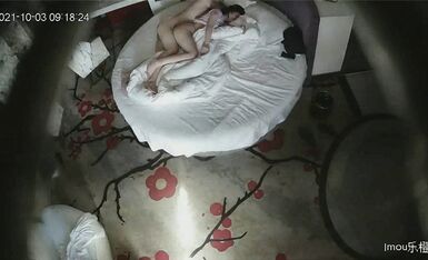 大白圆床房 周末约美乳娇嫩女友开房 睡得迷迷糊糊拽过来就爆操