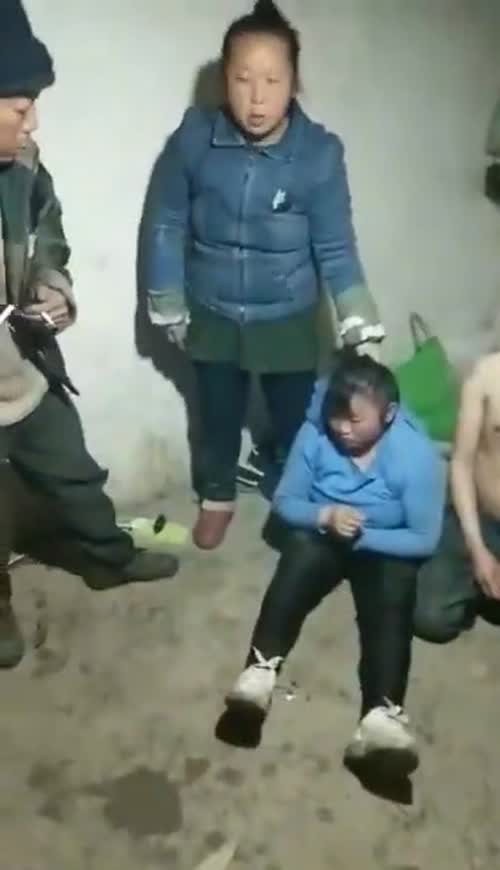 农村土房一对野鸳鸯偷情被抓现场