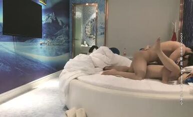 小伙网约特能聊白靴甜美兼职外围小少妇，舌吻调情揉捏奶子，拔下肉丝揉穴，69姿势口交正入，激情抽插受不了射了