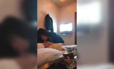 专干女技师按摩房调情啪啪，骑在身上摸奶子一顿舔，特写口交扶着墙后入，隔壁唱歌这边啪啪啪猛顶