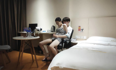 換口味了年輕妹子，斑紋吊帶裙翹著屁股口交，69姿勢上位騎乘，妹子喜歡後面插入猛烈撞擊