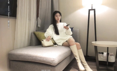 似王祖賢，高端外圍女神，膚白貌美大長腿，會玩會撩，沙發啪啪干佳人