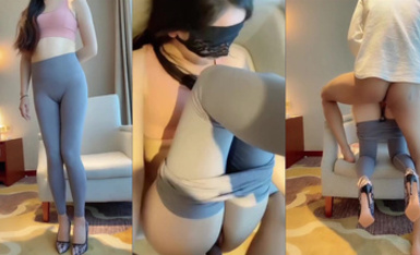 少女穿著緊身褲脫下衣服，讓她多汁的陰戶