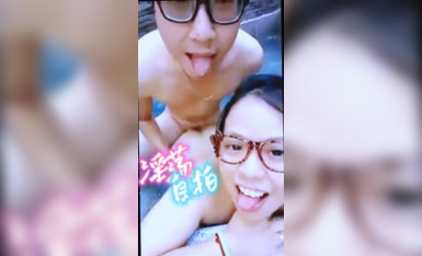 你淫荡但我爱拍 · 泳池里来啪啪啪