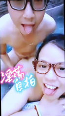 你淫荡但我爱拍 · 泳池里来啪啪啪