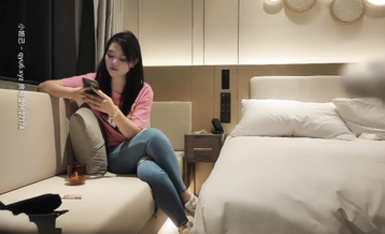 笑起來甜美素質外圍妹子，還喜歡慢慢玩聊聊天增進感情，揉搓陰蒂妹子閉眼呻吟猛操。