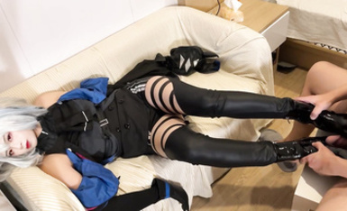 喜歡cos的小母狗嫩妹『桐下愛希』純欲小腳絲足啪啪，軟萌乖巧的小妹妹被操的叫爸爸 白虎蜜桃穴緊致吸吮太上頭了 [下]