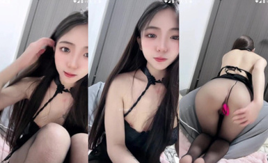 長腿嫩足顏值小母狗，連體黑絲透視裝，嫩足展示淫語挑逗，跪地自慰各種道具深插騷穴 (24)