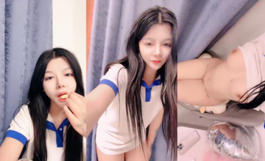 【小狐狸】剛剛成年的極品小嫩模真的超級超級嫩 這顏值這身材完全不輸抖音網紅了脫到一絲不掛誘惑觀眾很漂亮的一線天 (1)