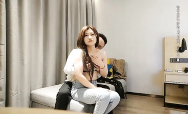 約操車模，脫衣顯得不錯，小穴太緊了，被插得嗷嗷叫，又痛又爽高潮了