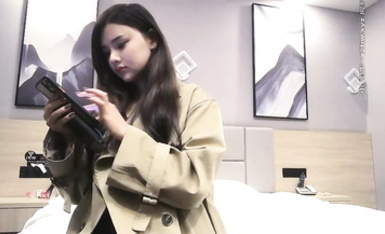 網紅小妹，網紅臉和好身段，上位騎乘扭動小腰，抬腿側入雙手交叉猛操