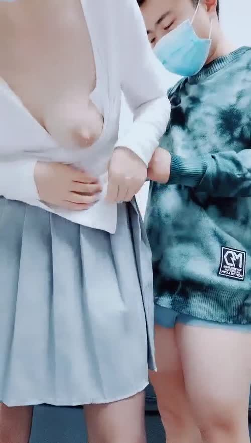 对白精彩有趣的新婚少妇勾搭空调维修工摸几下逼逼奶子就出奶水穿着开裆丝袜做爱