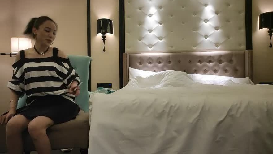 网聊小骚货，风韵十足轻熟女，高清拍摄舔屌深喉，揉穴调情正入猛操，搞大屁股一直浪叫