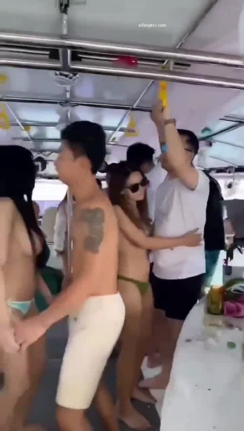 顶级富豪游艇上的淫乱聚会 太爽了有钱人真会玩