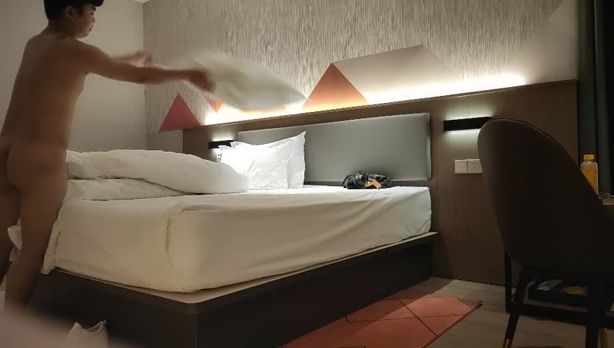 深夜约肉肉熟女，穿上黑丝跪地口交，69姿势舔逼，抬腿抽插猛操，搞完再做服务享受一下