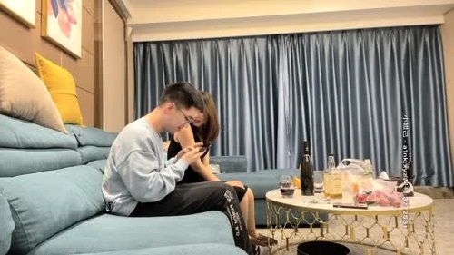 帅哥酒吧钓了个颜值超高的御姐，带回酒店灌酒让她喝多了，趁机上