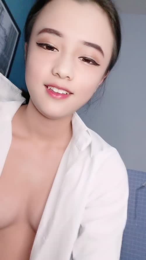 18清纯嫩妹小男友没在家，独自诱惑大秀，撩起衣服揉奶子，特写肥穴掰开，我掰开你们要进来吗，浴室洗澡湿身