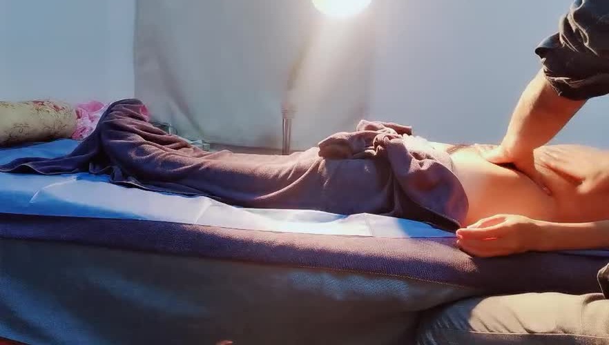 养生馆真实偷拍，白嫩极富弹性美少女，第一帧就能让人无耻硬，百里挑一极品，白白修长美腿翘臀1