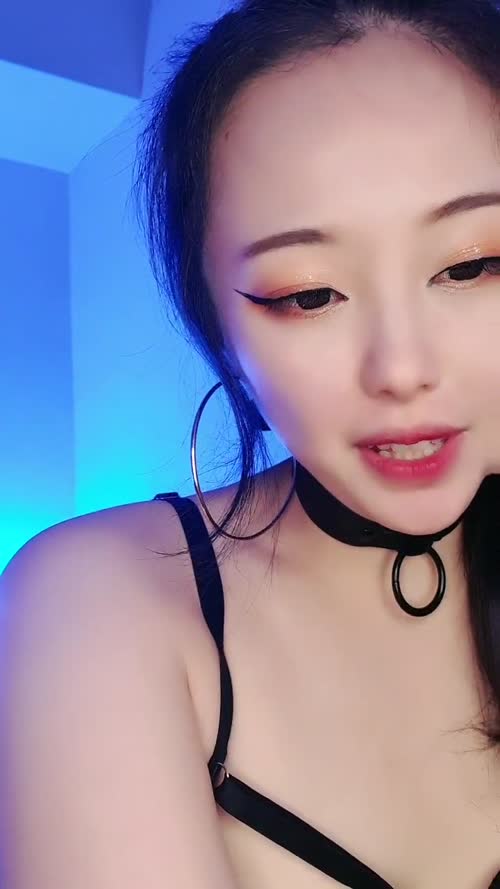 身材火辣颜值超高的大耳环御姐激情大秀，情趣开档黑丝诱惑，激情艳舞高跟女王，道具自慰骚穴冒白浆姐妹抠逼