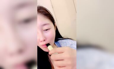 刚播不久素颜美女，首次和炮友秀，特写舔屌口交，主动骑乘扭动小腰，蜜桃美臀套弄，菊花也很粉嫩