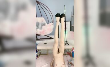 舞蹈系美女下海黄播，透视小肚兜跳雨伞舞，水蛇腰细长美腿，倒立一字马，红色高跟鞋，搔首弄姿诱惑