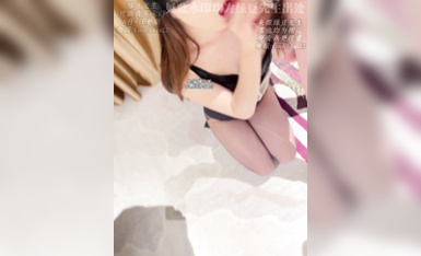 深情小K_8_9號_高顏值女神，平口長靴騷母狗，騷氣十足反差婊，被插又全程叫個不停，操了繼續玩她的騷腳，反正她玩她的消消樂，我操我的，腳也給你玩。