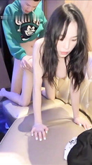 00后KTV包房群P 手上拿着AD钙嘴里含着鸡巴被射精 淫叫的时候把话筒凑