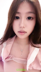 鄰家騷妹妹【朵朵的】奶子白嫩超漂亮在直播間放大招，嬌軀全裸大膽掰開粉嫩小逼，淫水閃閃尺度爆表_2