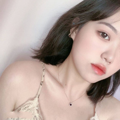 顏值挺白嫩的短發女大學生，短發妹操起來還是有感覺，人前是清純甜妹，在床上是吃雞小能手