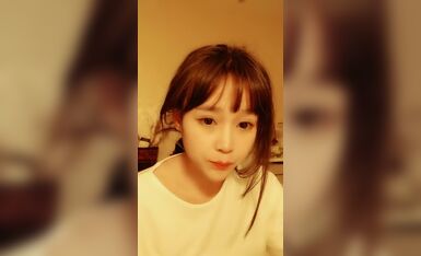 顶级清纯卡哇伊萌妹KIKI回归小秀，娇小身材腹肌马甲线，脱下内裤无毛馒头逼，掰穴特写手指磨蹭，很是诱惑.