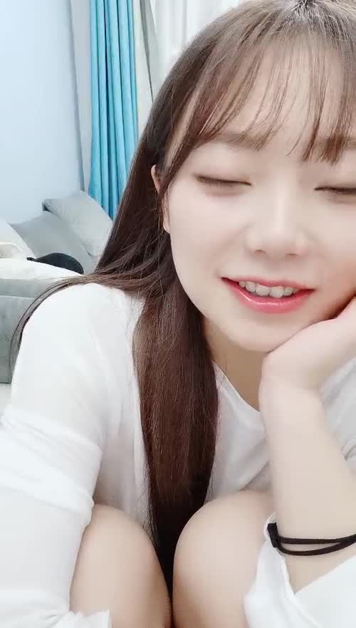 初恋般的感觉，超清纯完美身材女神，浴室湿身诱惑，半脱下内裤打湿屁股，坐在马桶上跳蛋震肥穴