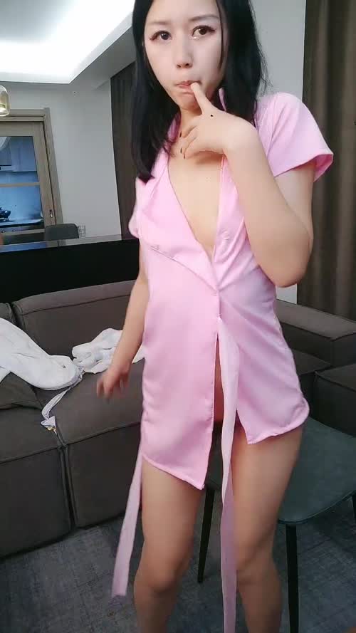 粉色制服可爱妹子趴下给男友吃屌，没想到还不小呢，口活精湛完美一个春宫图，解锁很多高难度姿势