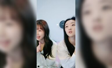 饥渴的少妇露脸镜头前漏奶摸逼诱惑狼友，看着好姐妹被爆草蹂躏，忍不住参与其中跟狼友互动撩骚精彩刺激不断