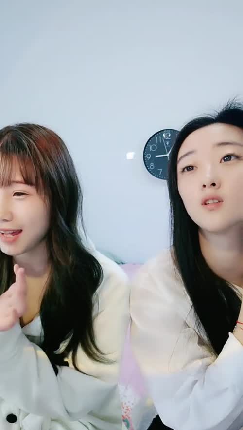 饥渴的少妇露脸镜头前漏奶摸逼诱惑狼友，看着好姐妹被爆草蹂躏，忍不住参与其中跟狼友互动撩骚精彩刺激不断