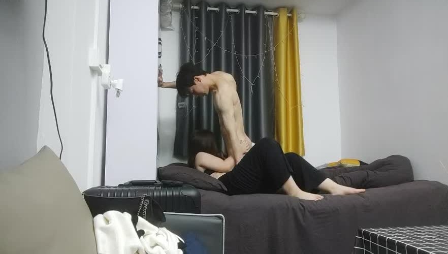 腹肌帅哥约操良家00后嫩妹，扶着大屁股后入爆操，被妹子夸好厉害，冲刺猛操搞得受不了