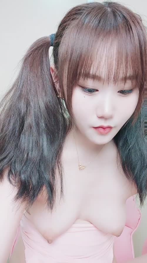 第一美穴18白虎嫩妹，一段时间没播回归，翘起顶级美臀扭动，凹凸玻璃棒插粉穴，厕所自慰大量喷水，白嫩美乳非常诱人