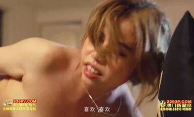 狠狠爱，大波少妇被按在沙发上后入，一对大波来回颤抖