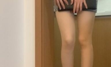 化身丝袜短裙教师向学生展露自己的身体