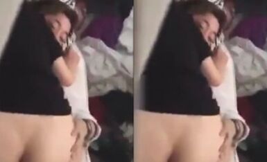 小情侣在宿舍当着别人面大胆操逼 妹子撅着大屁屁还笑的挺开心