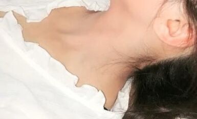 甜美同事被下药，只知道情欲干炮