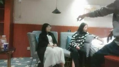 小夏寻花约两外围妹子激情双飞，满背花臂纹身大奶嫩妹，跪地深喉口交